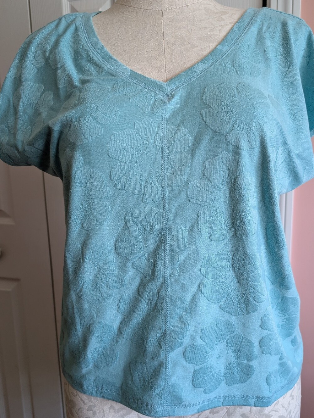 NWT TBY Talbot's Hibiscus Jacquard V-Neck Top Size L